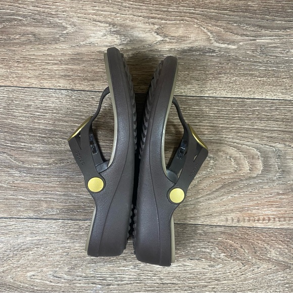 Crocs Sarah Brown Gold Metal block Women’s Wedge Sandals Flip Flops Size 6 Shoes - Picture 8 of 11